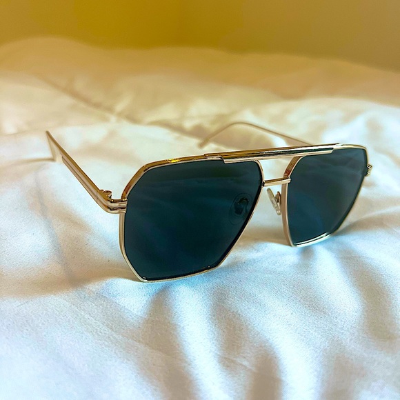 Retro Inspired Oversized Square Aviator Sunglasses - Picture 2 of 4